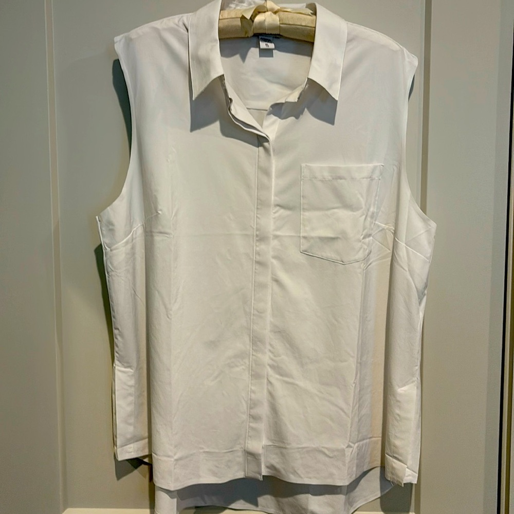 New without tags, Athleta sleeveless button front blouse.